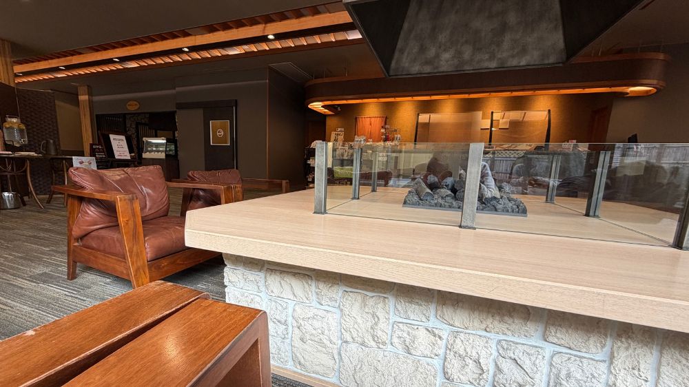 秋田温泉プラザ館内のラウンジ(暖炉のある休憩スペース)