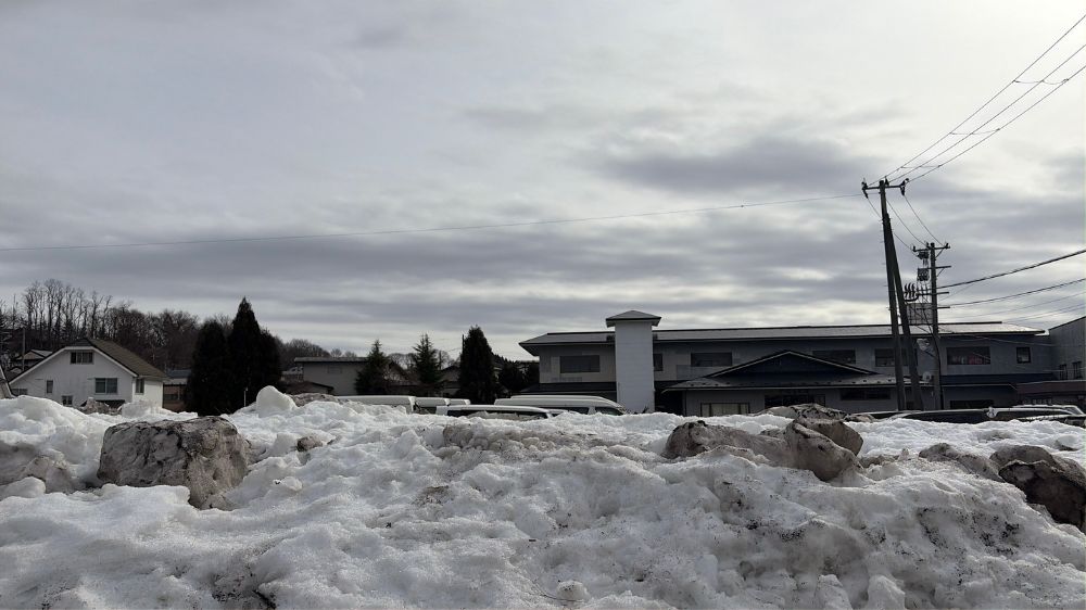 秋田温泉プラザ周辺の雪景色と曇り空