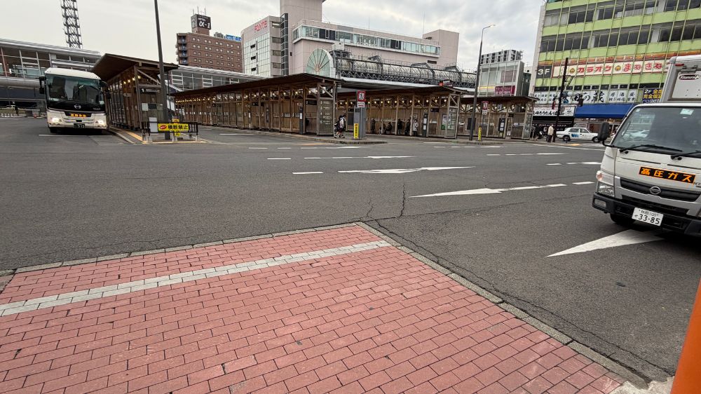 終点・秋田駅西口に到着したバスロータリー
