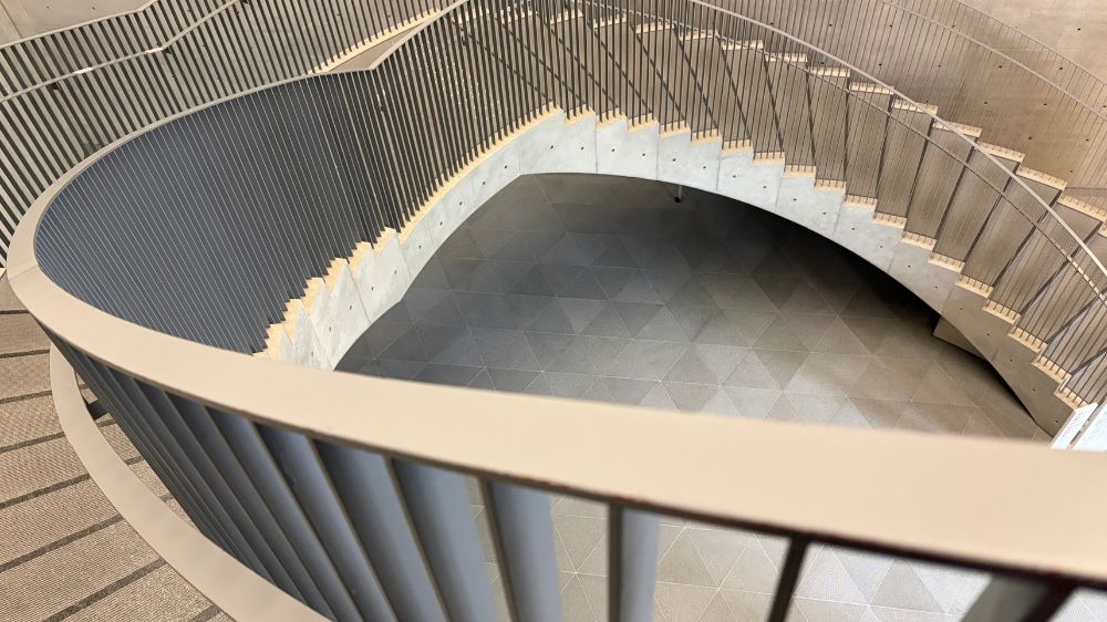 秋田県立美術館の吹き抜けと曲線階段