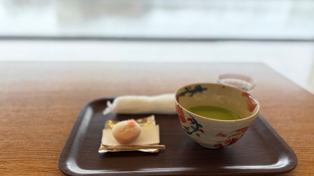 秋田県立美術館内カフェで注文した抹茶と和菓子