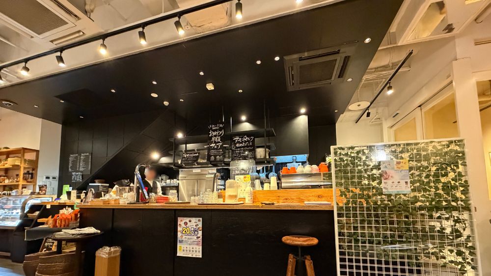秋田のナガハマコーヒー秋田駅前店の店内カウンター
